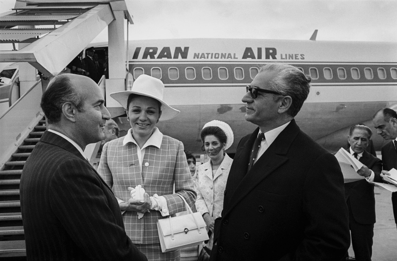 Persone davanti a un aereo dell Iran Air