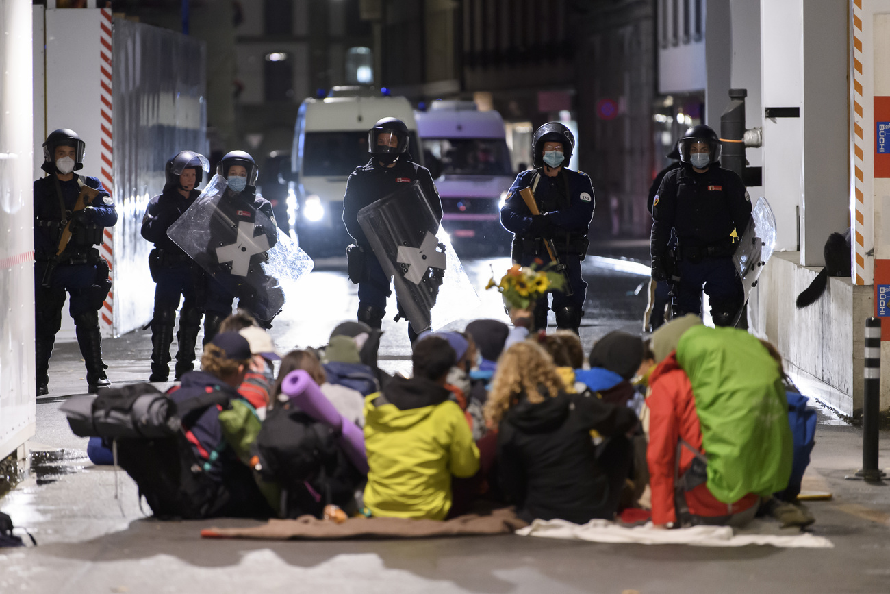 Giovani attivisti sbarrano la strada agli agenti