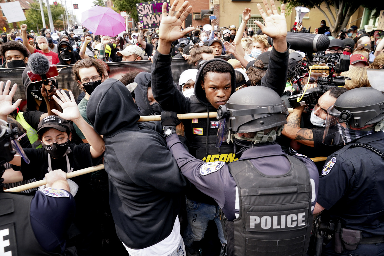 La polizia in tenuta d assalto cerca di contenere manifestanti a Louisville