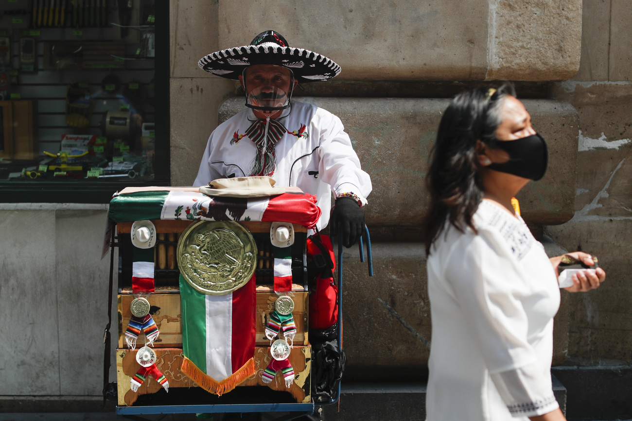 Organillero con sombrero de charro y mascarilla en la Ciudad de México.