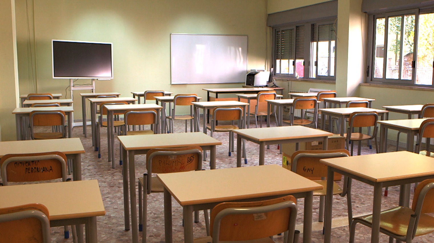 .Un aula vuota del liceo Newton di Roma pronta a ricevere gli studenti.