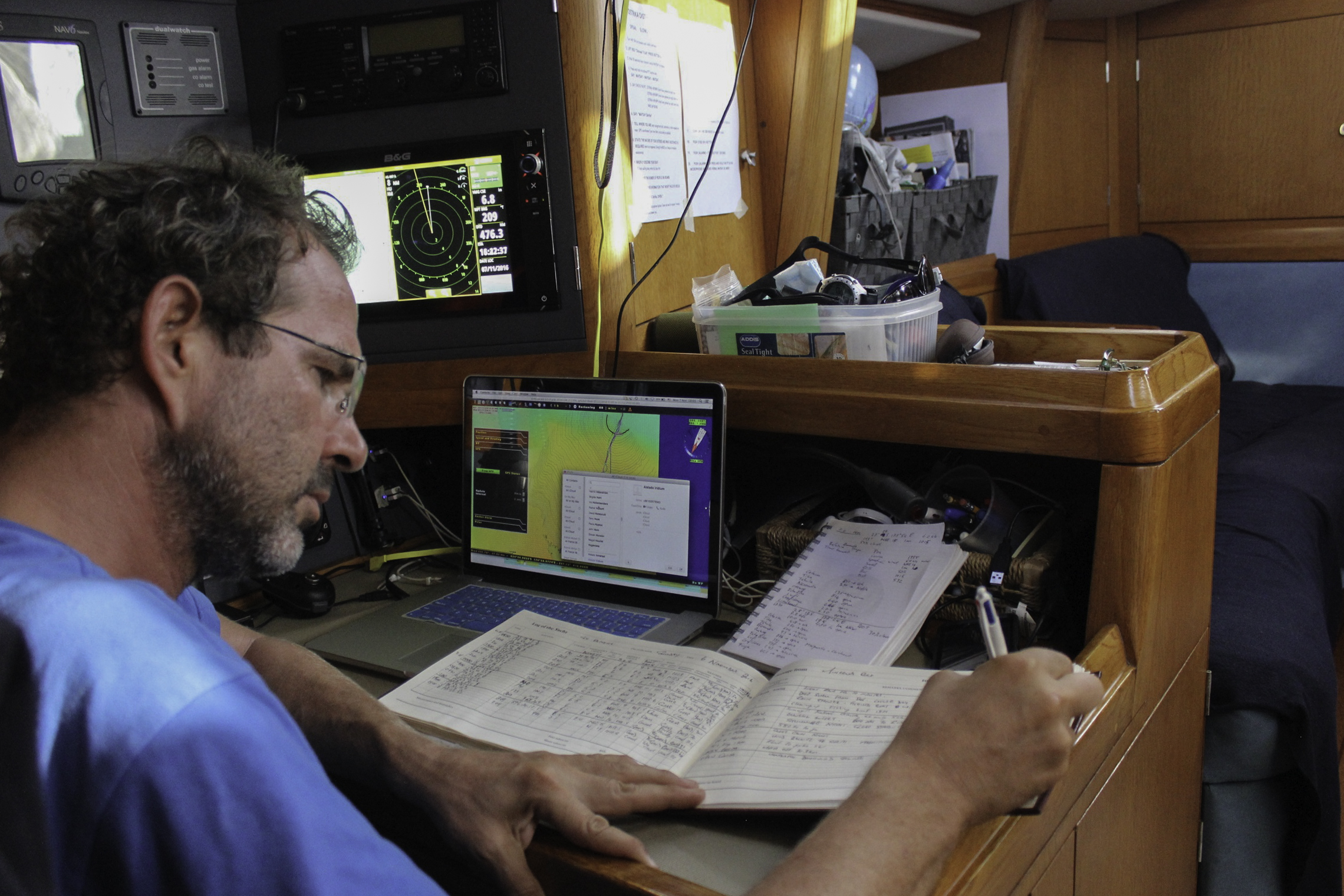 Patrick Michel dans son bateau