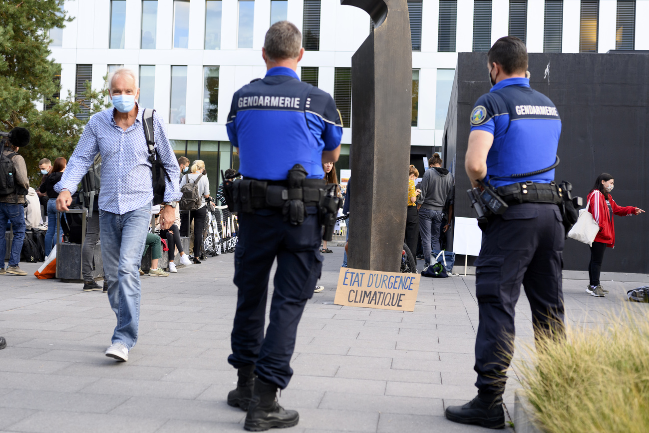 Deux policiers à l ouverture du procès en appel des 12 activistes du climat.