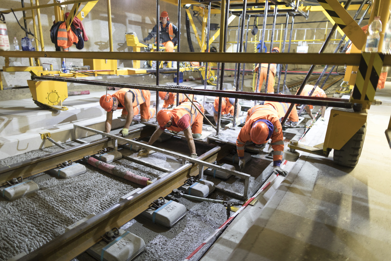 Operai al lavoro nella galleria del Monte Ceneri