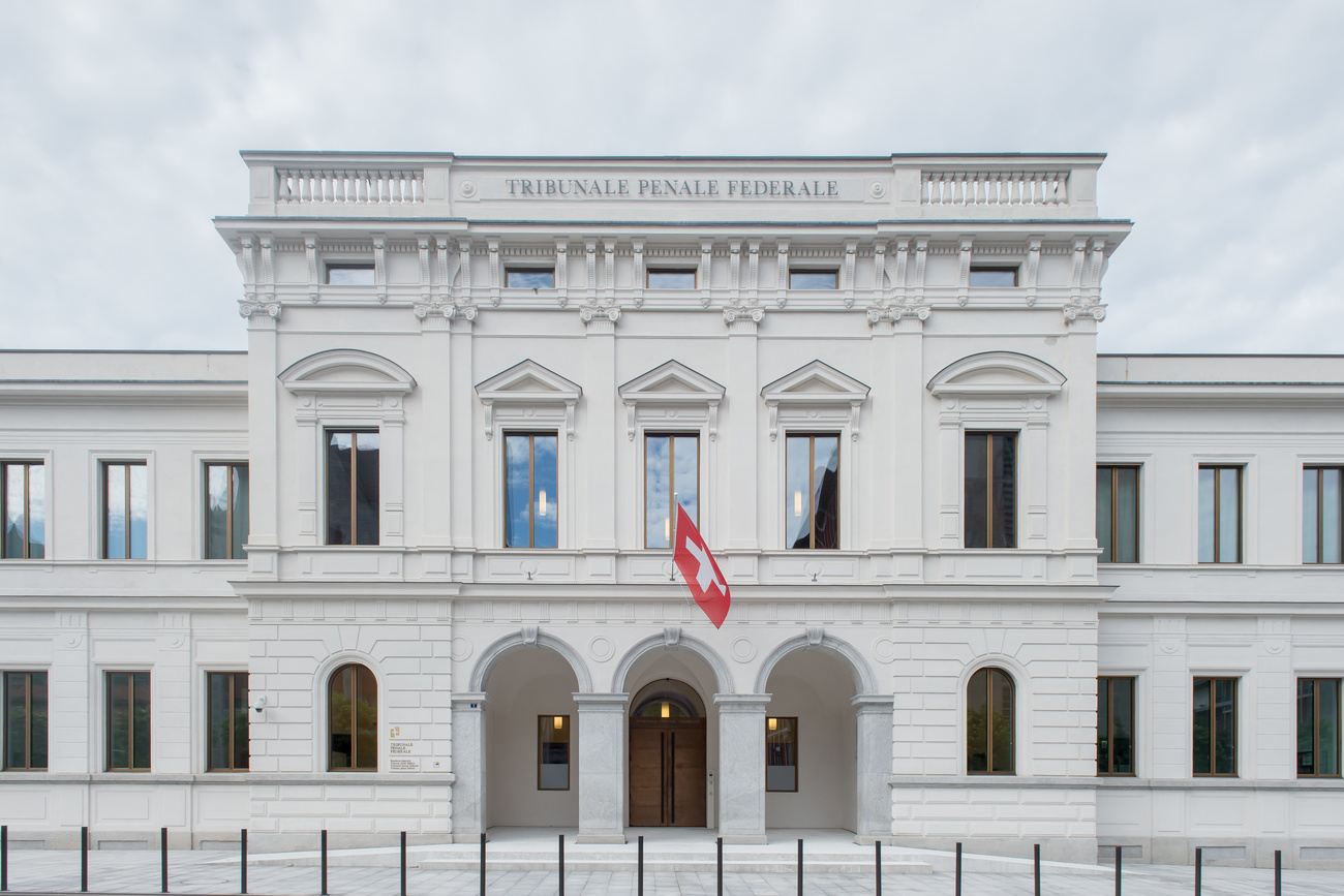 واجهة مقر المحكمة الجنائية الفدرالية في مدينة بيلينزونا جنوب سويسرا