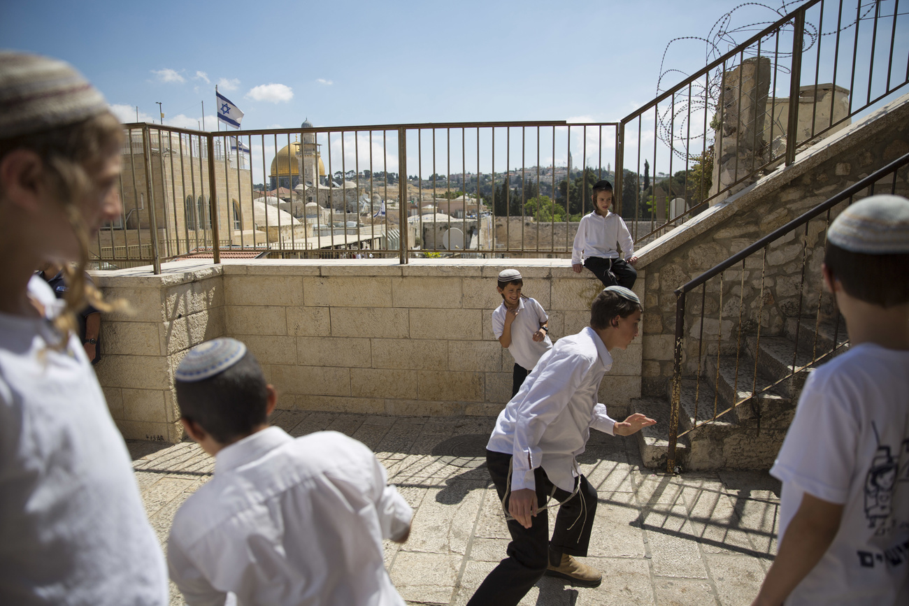 Jüdische Kinder spielen auf einer Terrasse.
