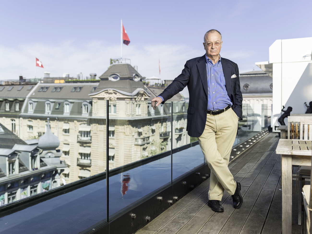 Frank A. Meyer auf einer Dachterrasse.