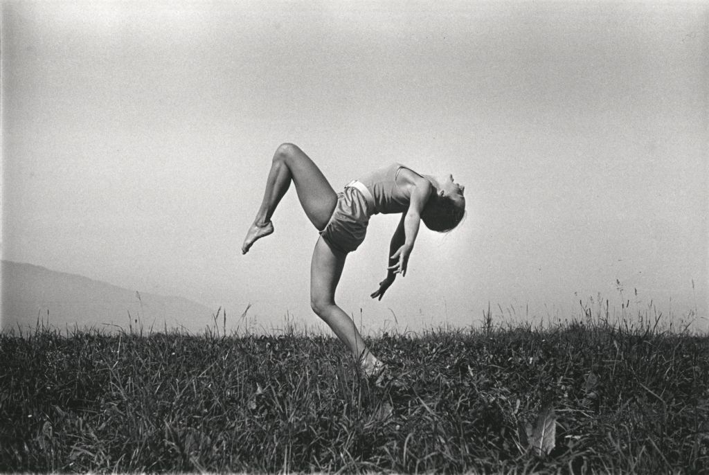 Mulher fazendo dança grotesca
