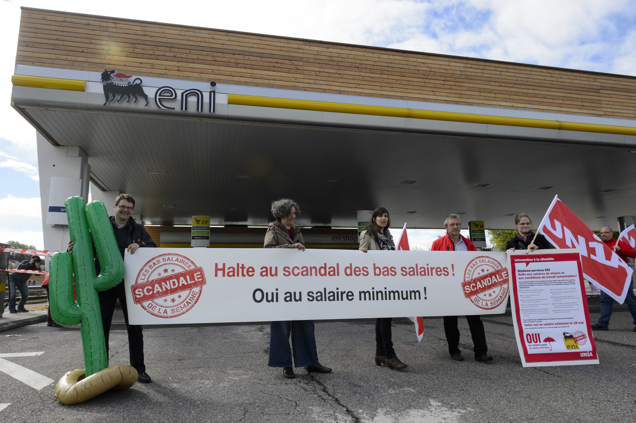 Protest for minimum salaries at a petrol station