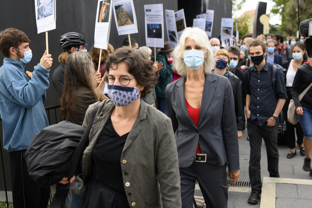 Les avocates des militants arrivent au tribunal