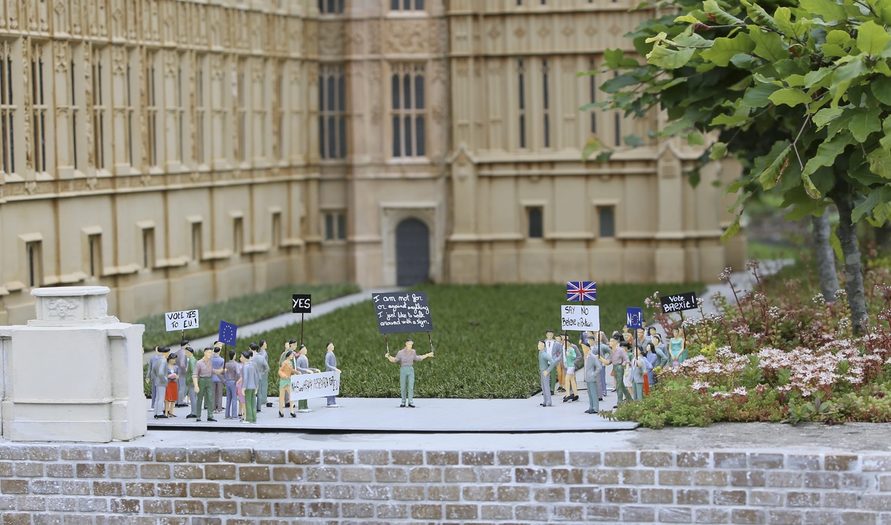 Manifestanti pro e contro la brexit in una miniatura a Mini-Europe a Bruxelles.