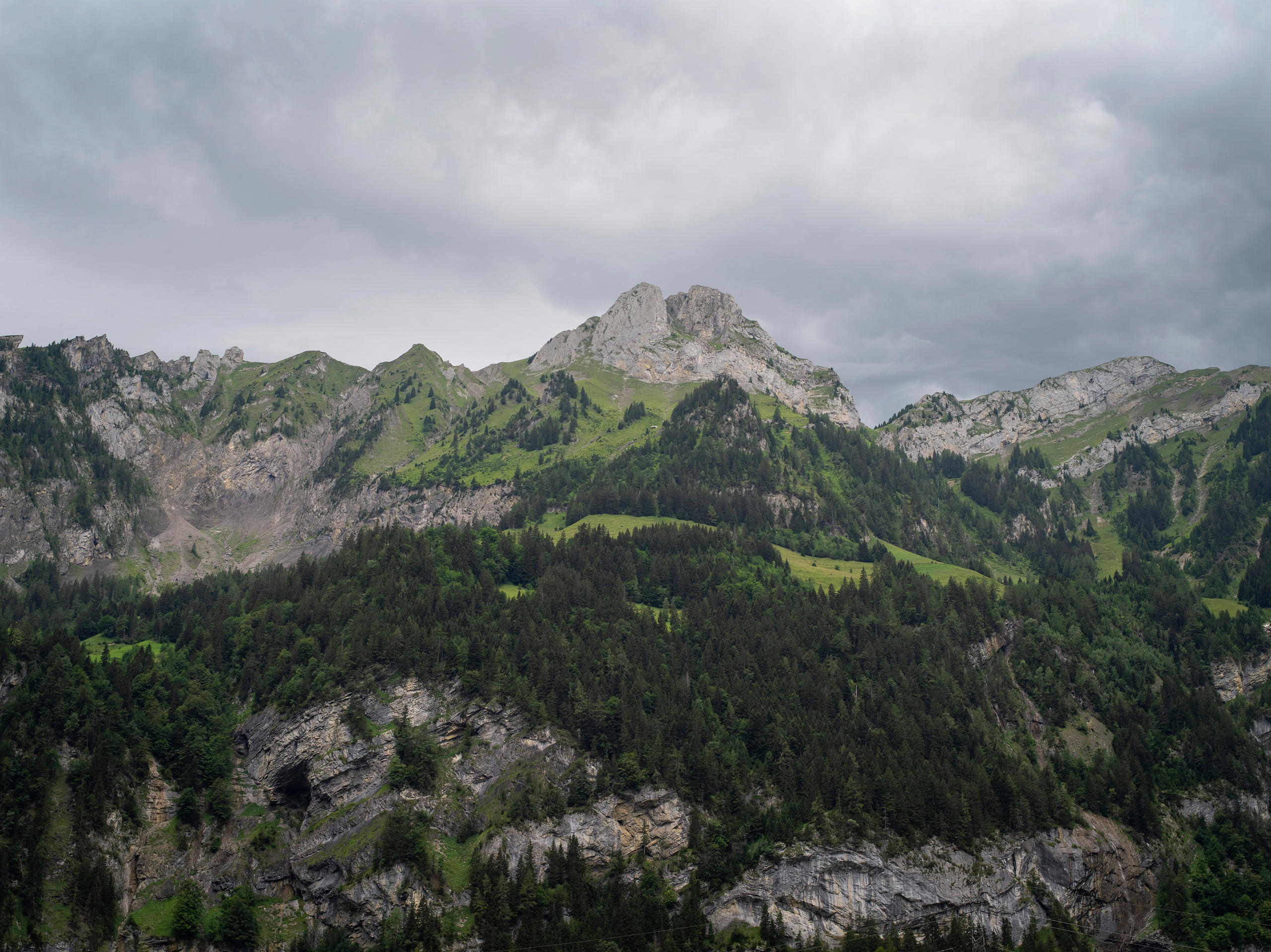 سماء الخريف فوق مستودع الذخيرة مقابل جبال وادي كاندر (Kandertal).