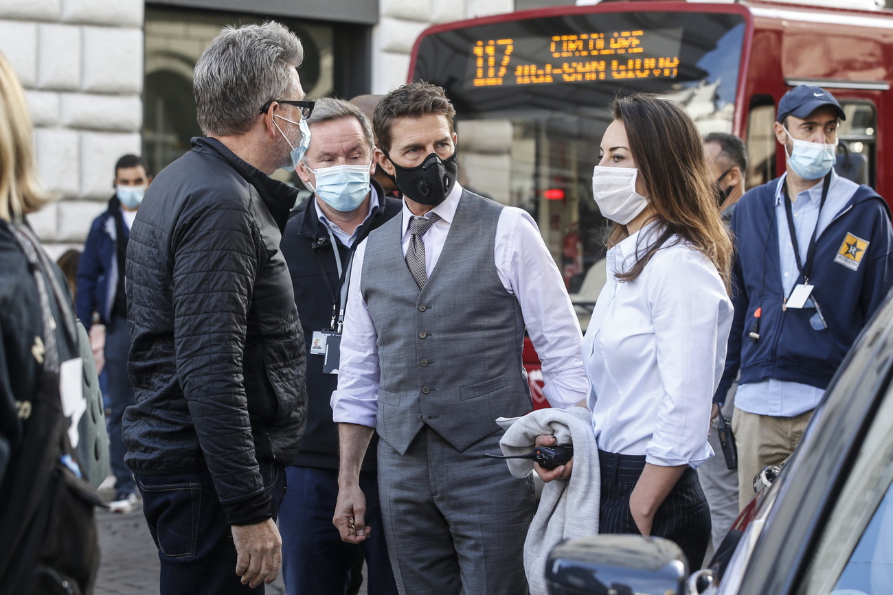 Tom Cuise con mascherina e doppio petto a Roma durante la lavorazione del suo nuovo film.