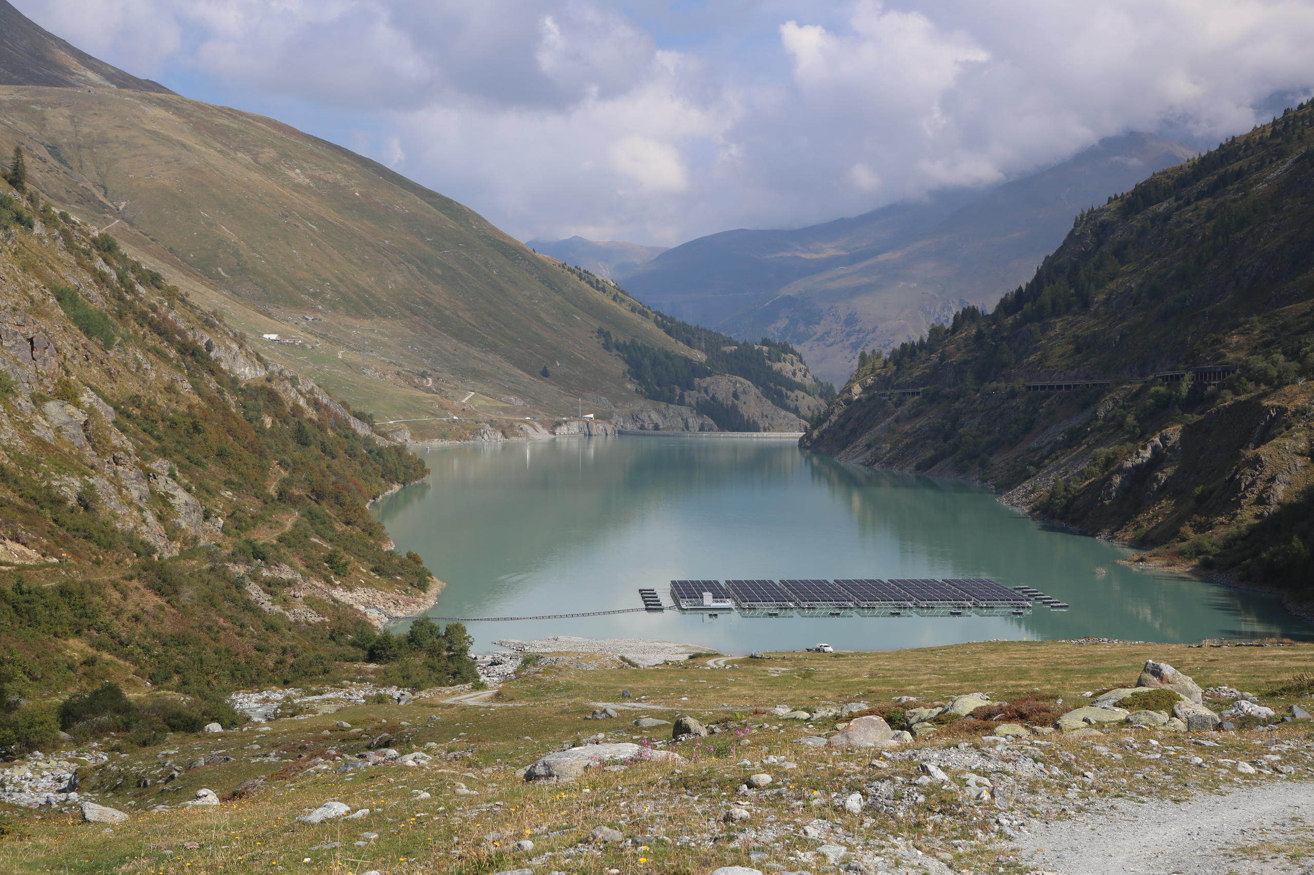 Paneles solares en un lago alpino