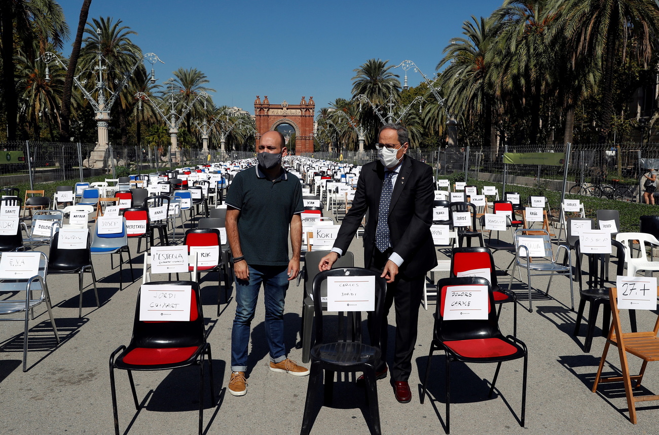 des chaises dans une rue