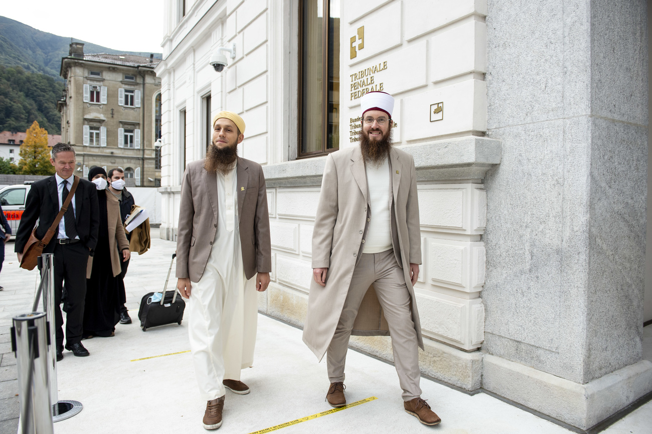 due uomini con barba davanti a un edificio