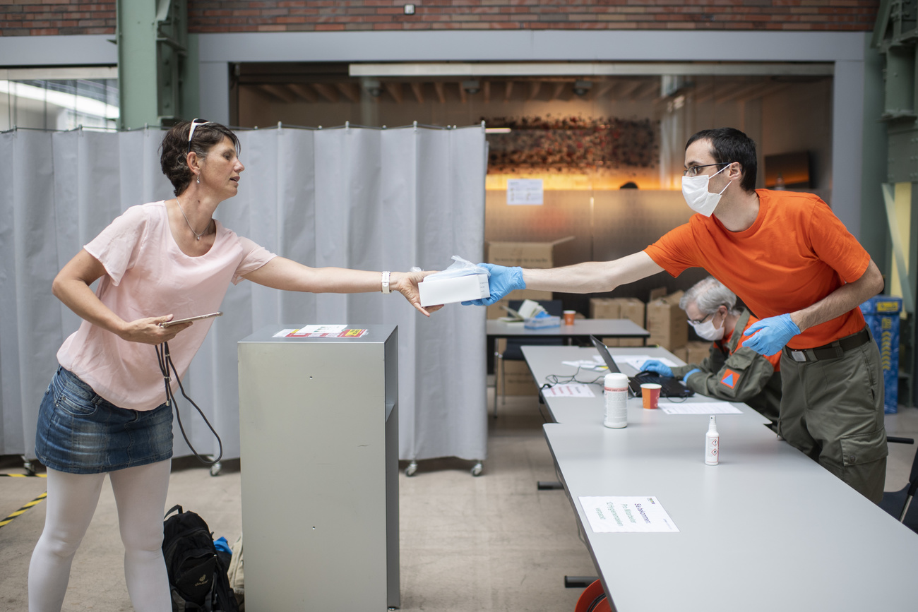 RUn hombre entrega una mascarilla a una joven