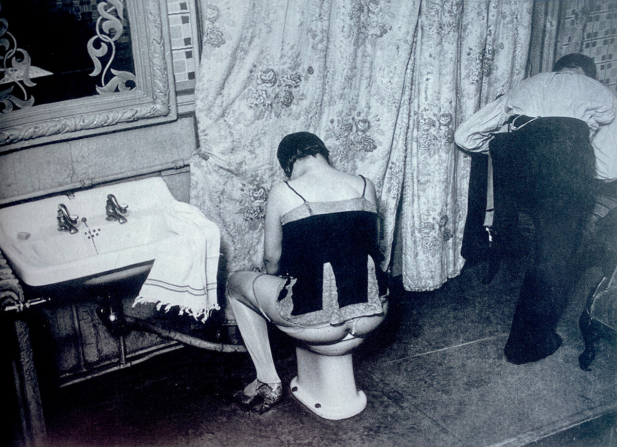 Photo d une femme des années 1920 assise sur un bidet.