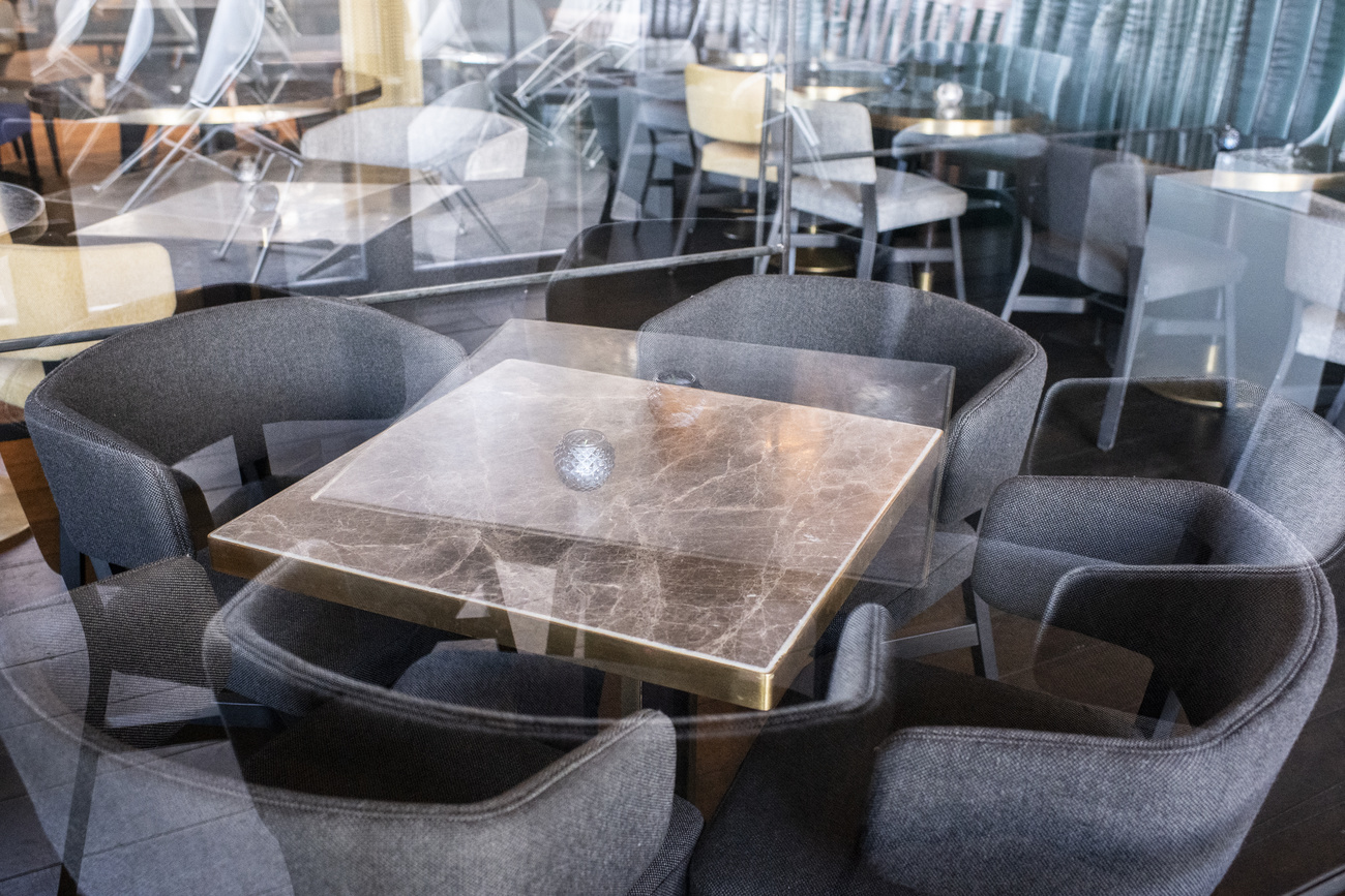 Tavoli di un bar vuoti