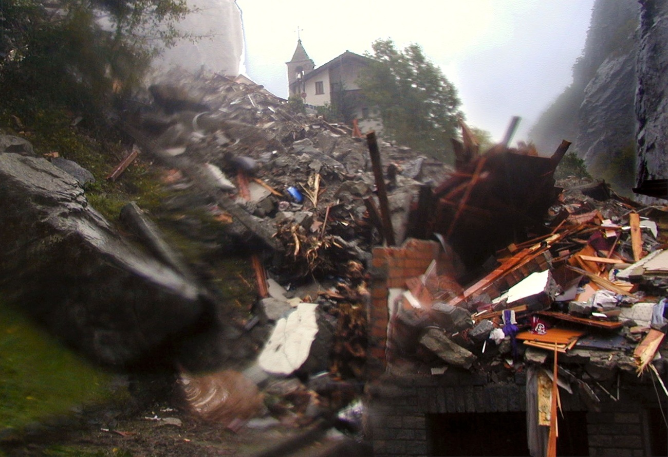 انهيار طيني وصخري دمر قرية غوندو السويسرية في عام 2000