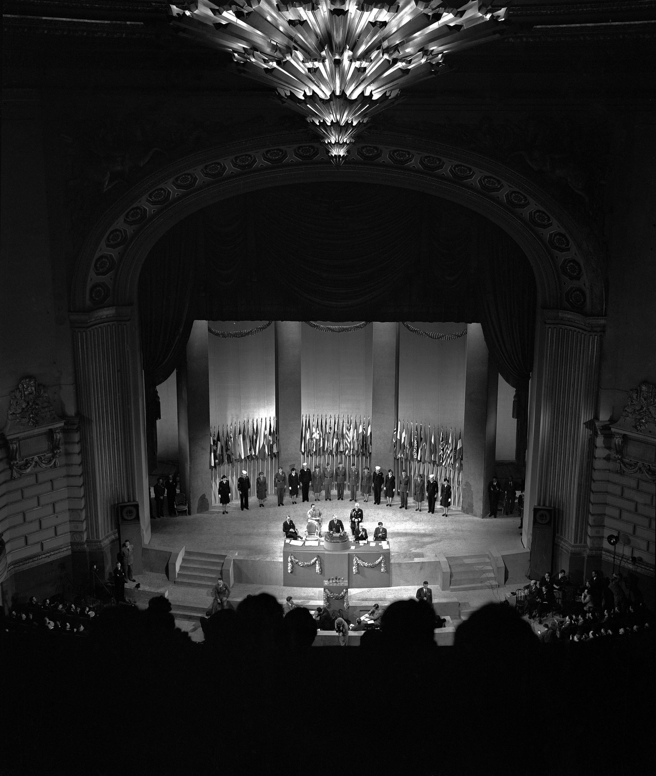 1945年6月26日、国連憲章は加盟国の50カ国が署名した