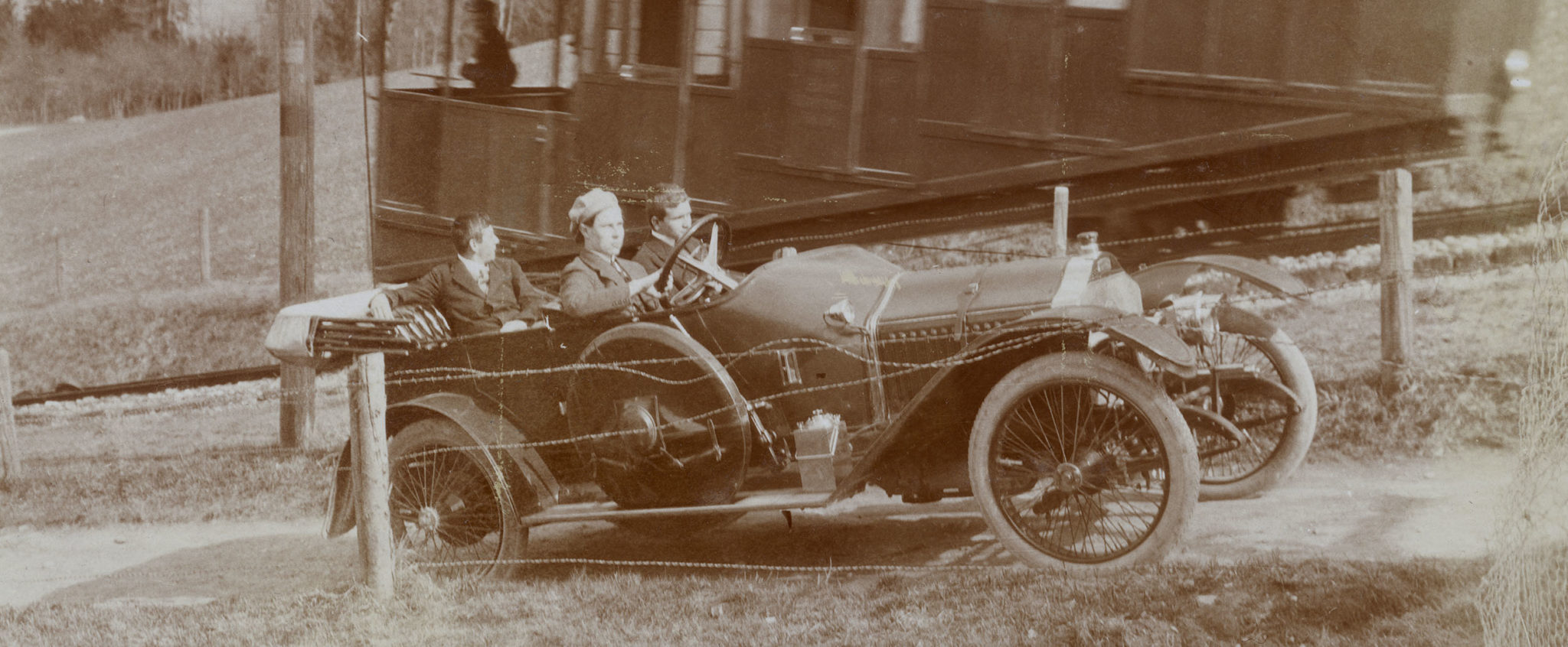 Trois hommes dans une voiture en 1912.