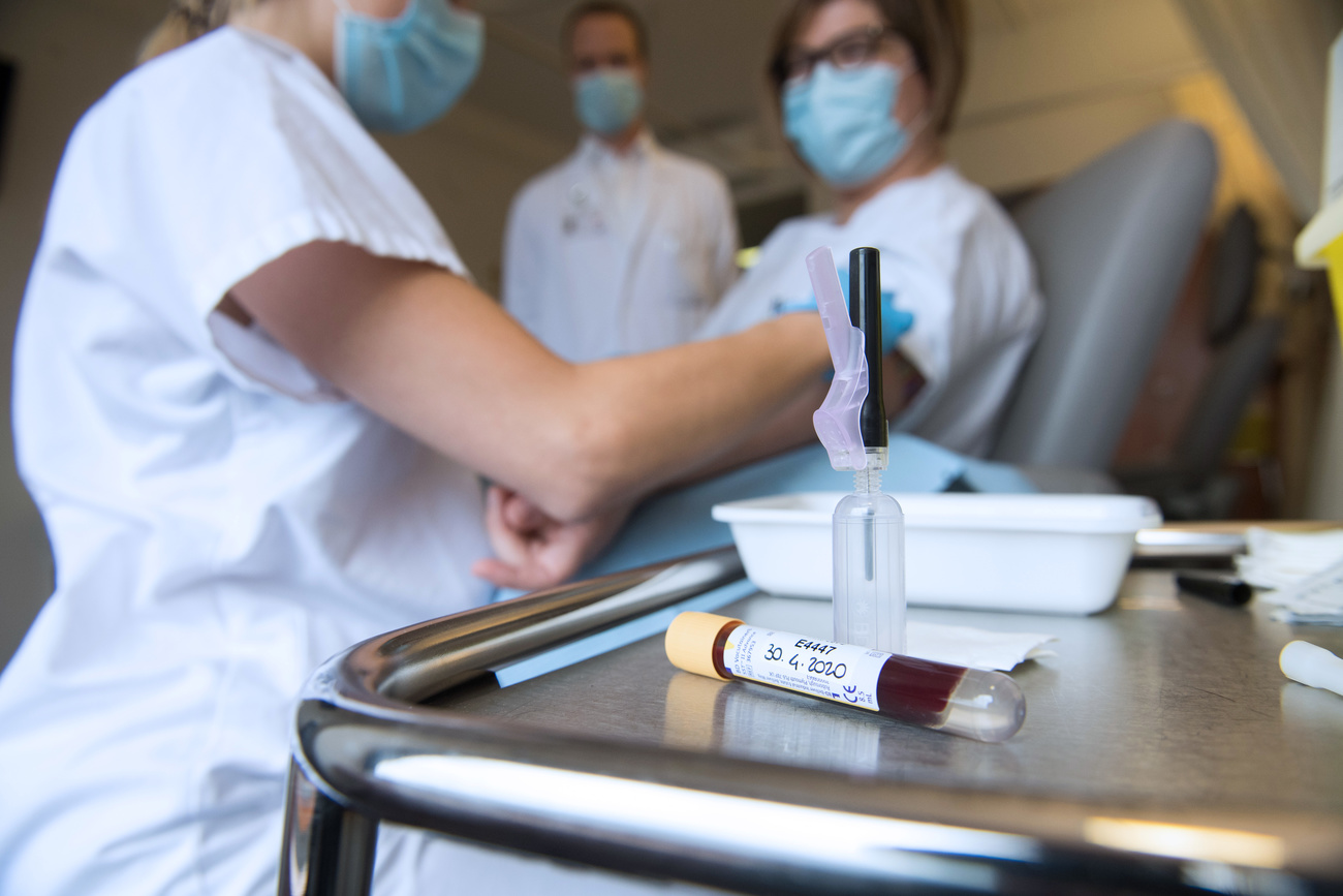 医护人员在做新冠抗体检测