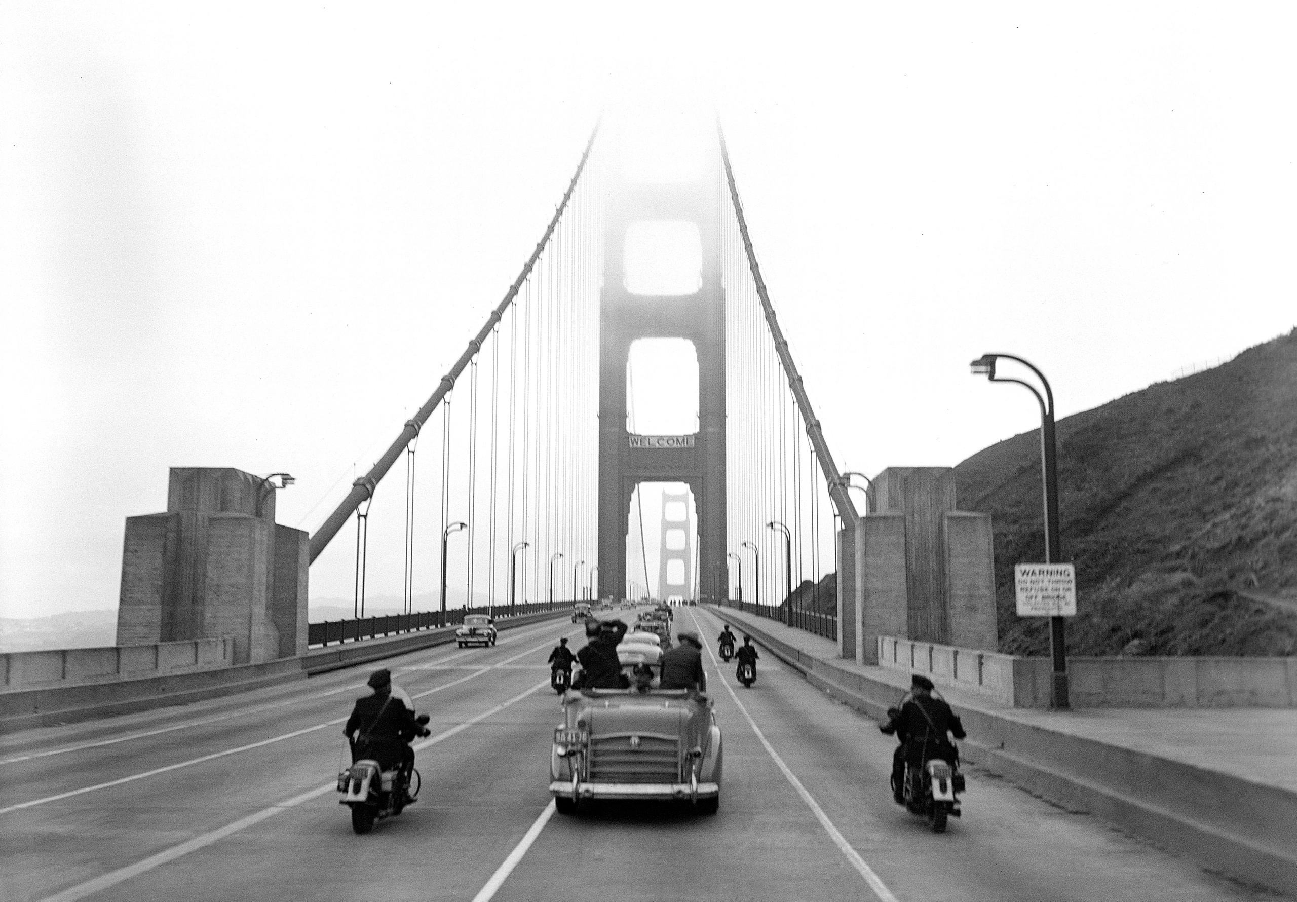 موكب الرئيس إيزنهاور فوق جسر البوابة الذهبية