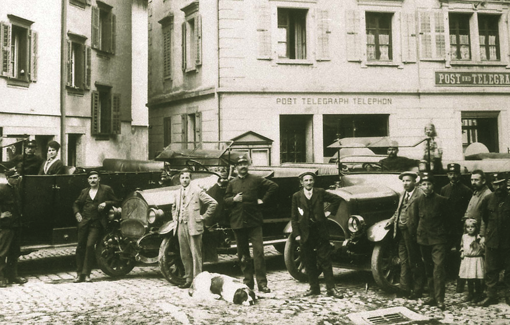 Autos auf dem Dorfplatz