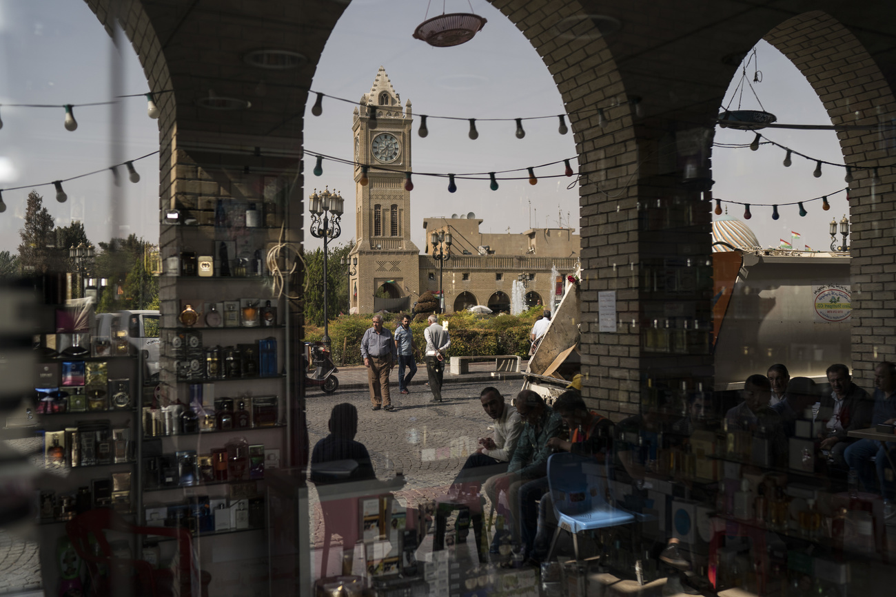 رجال ومارة في ساحة عامة وسط مدينة أربيل شمال العراق