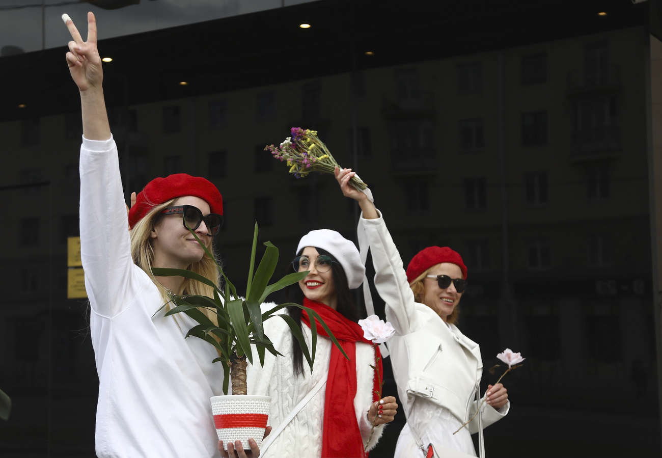 Mujeres vestidas de blanco se manifiestan