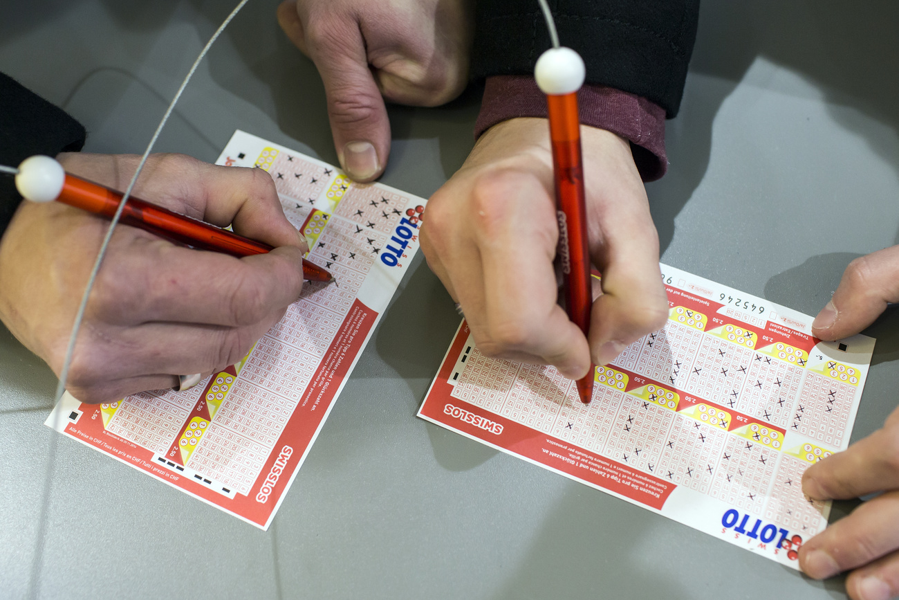 Due persone stanno giocando al lotto svizzero.