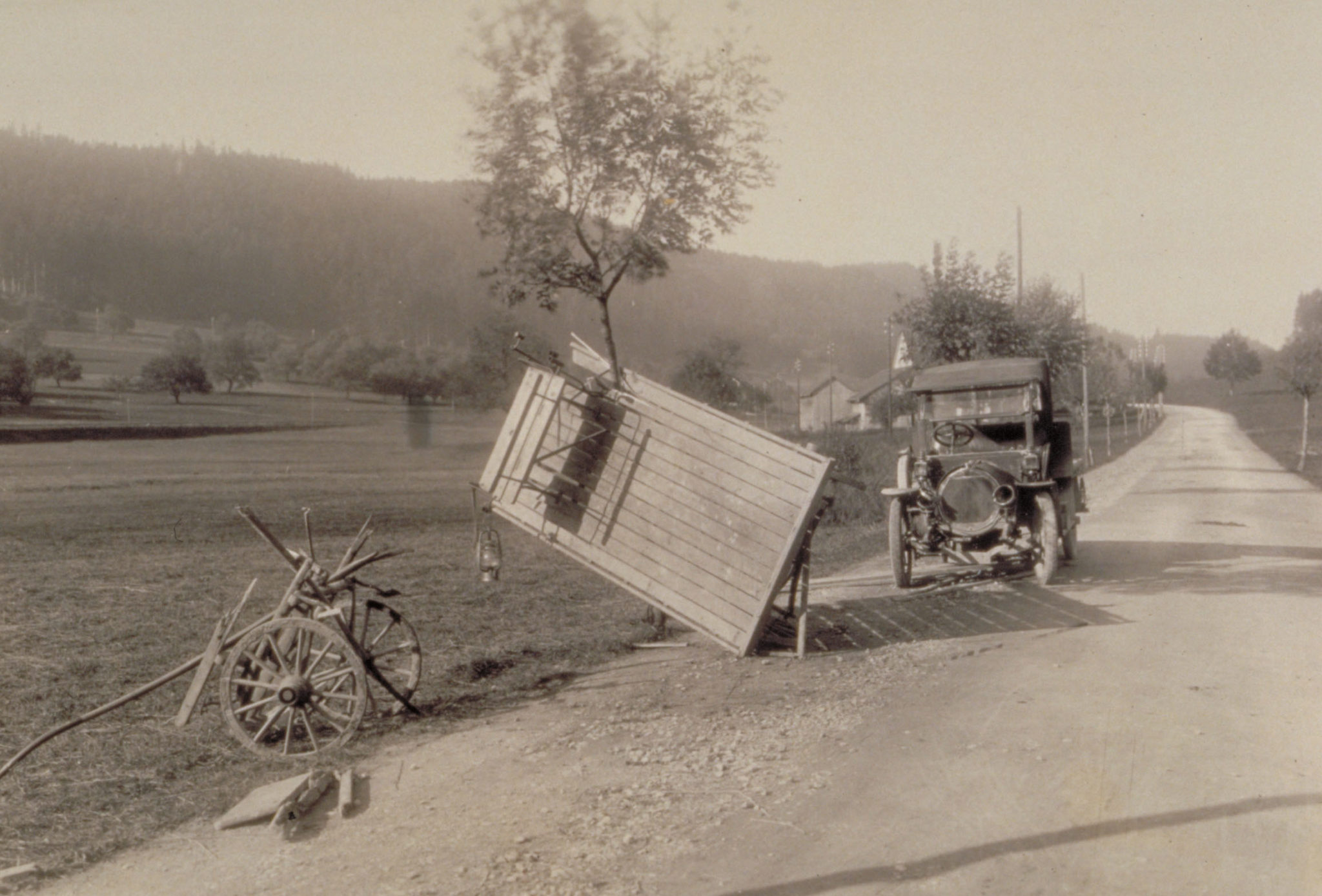 Accident au bord d une route dans les années 1920.