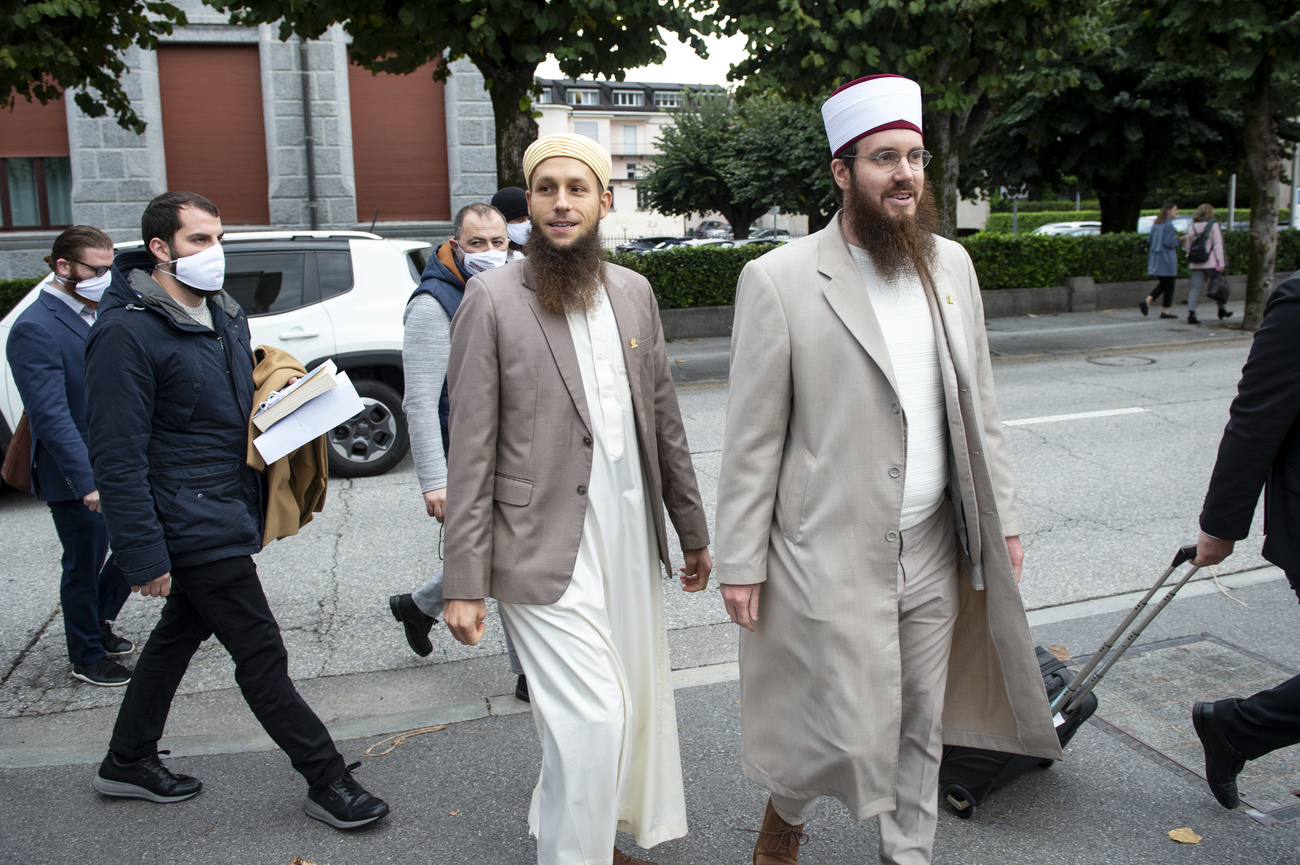 رجلان يرتديان عمامتين وملابس إسلامية في أحد شوارع مدينة بيلينزونا