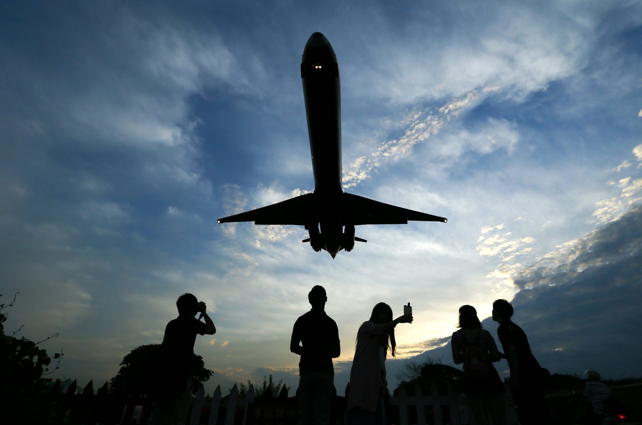 Un aereoplano visto dal basso mentre decolla all aeroporto di Taipei.