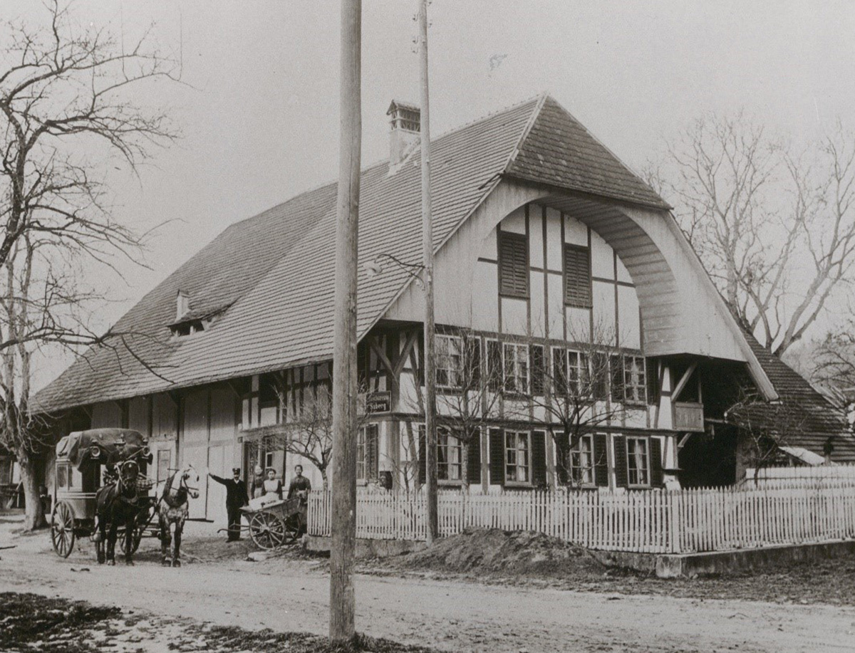 Schwarz-Weiss-Foto eines alten Bauernhauses, das als Poststelle genutzt wird