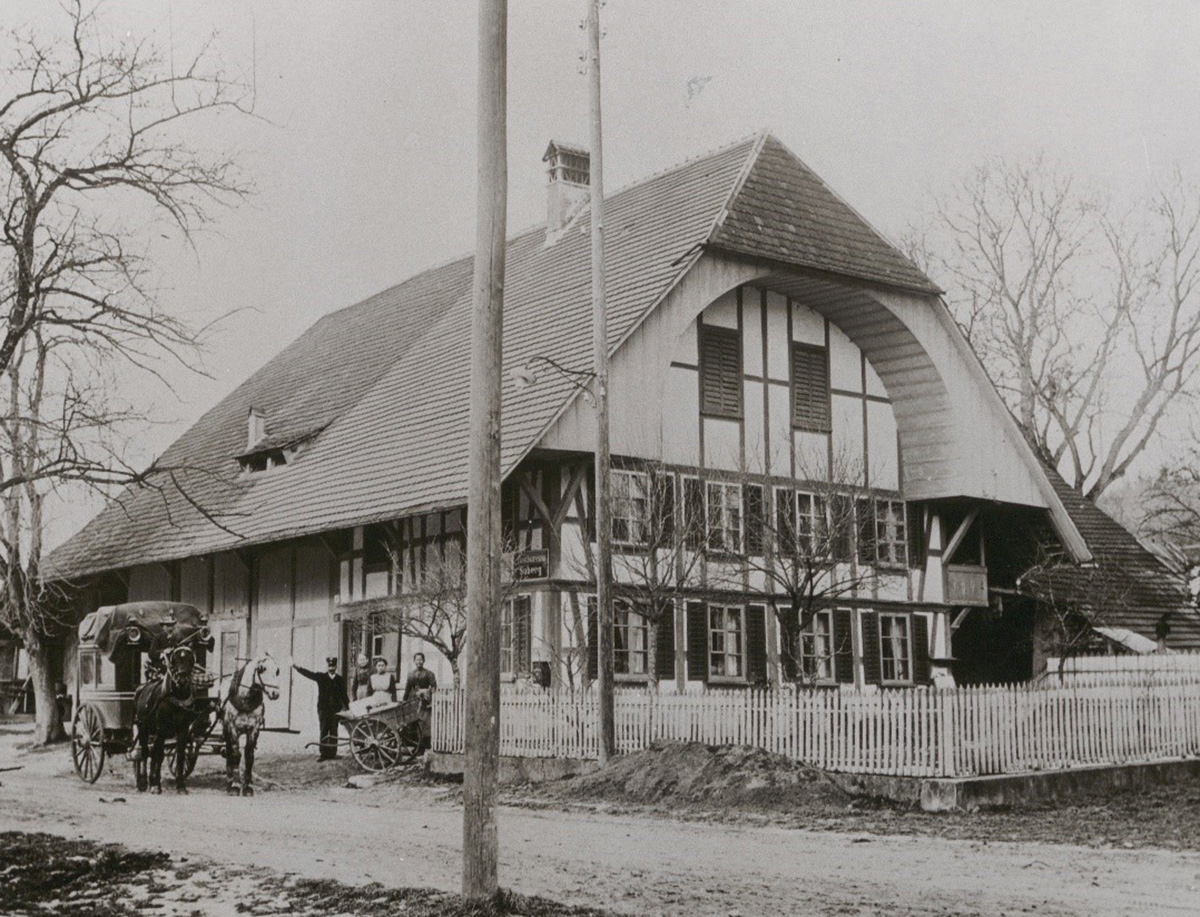 Photo en noir et blanc d une vieille ferme servant de poste.