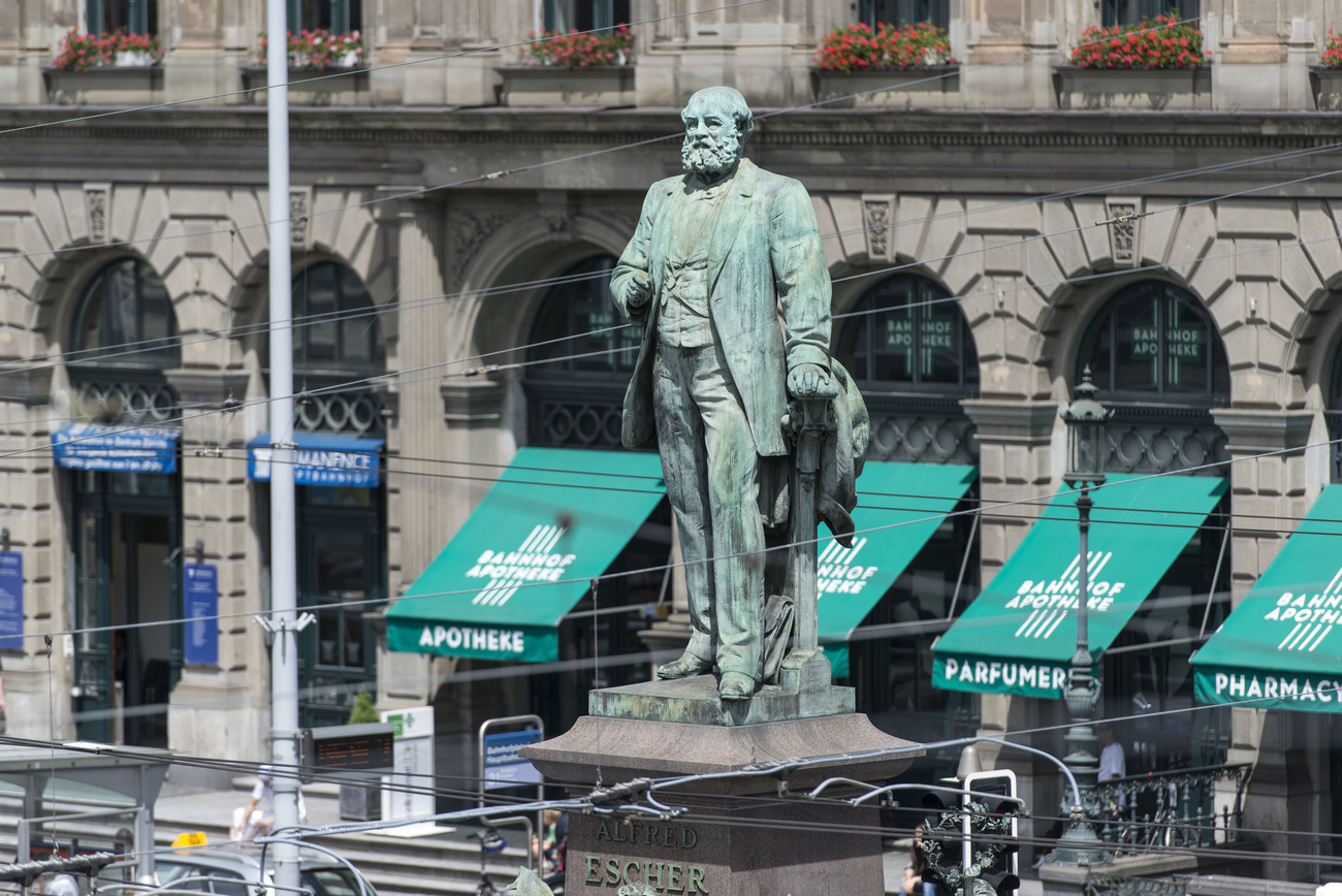 La statua di Escher davanti alla stazione di Zurigo.