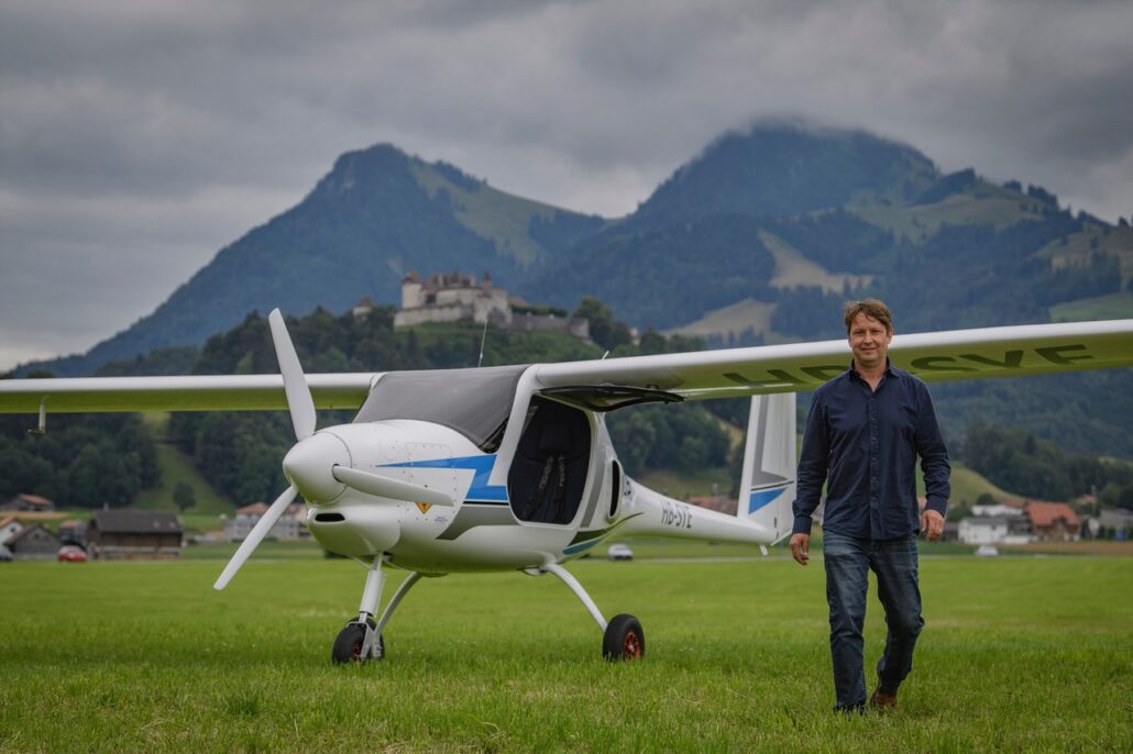 مارك كورباتو الذي يدير شركة ألبين إيربلينز AlpinAirPlanes واقفاً أمام طائرته الجديدة بيبسترل فيليس إلكترو.