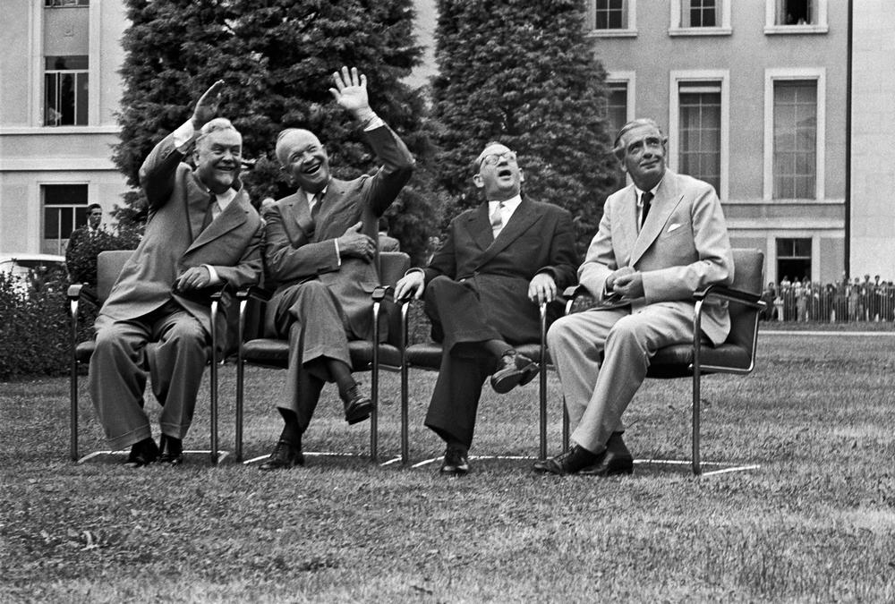 1955年7月、パレ・デ・ナシオンの中庭で、報道陣に向かってポーズをとるソ連のニコライ・ブルガニン首相、ドワイト・アイゼンハワー米大統領、エドガー・フォール仏閣僚評議会議長、アンソニー・イーデン英首相。ここで軍縮とドイツ統一に関するサミットが開催された