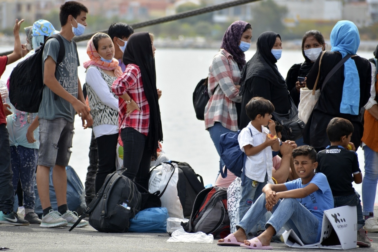Des migrants du camp de Moria s apprêtent à quitter Lesbos après l incendie.