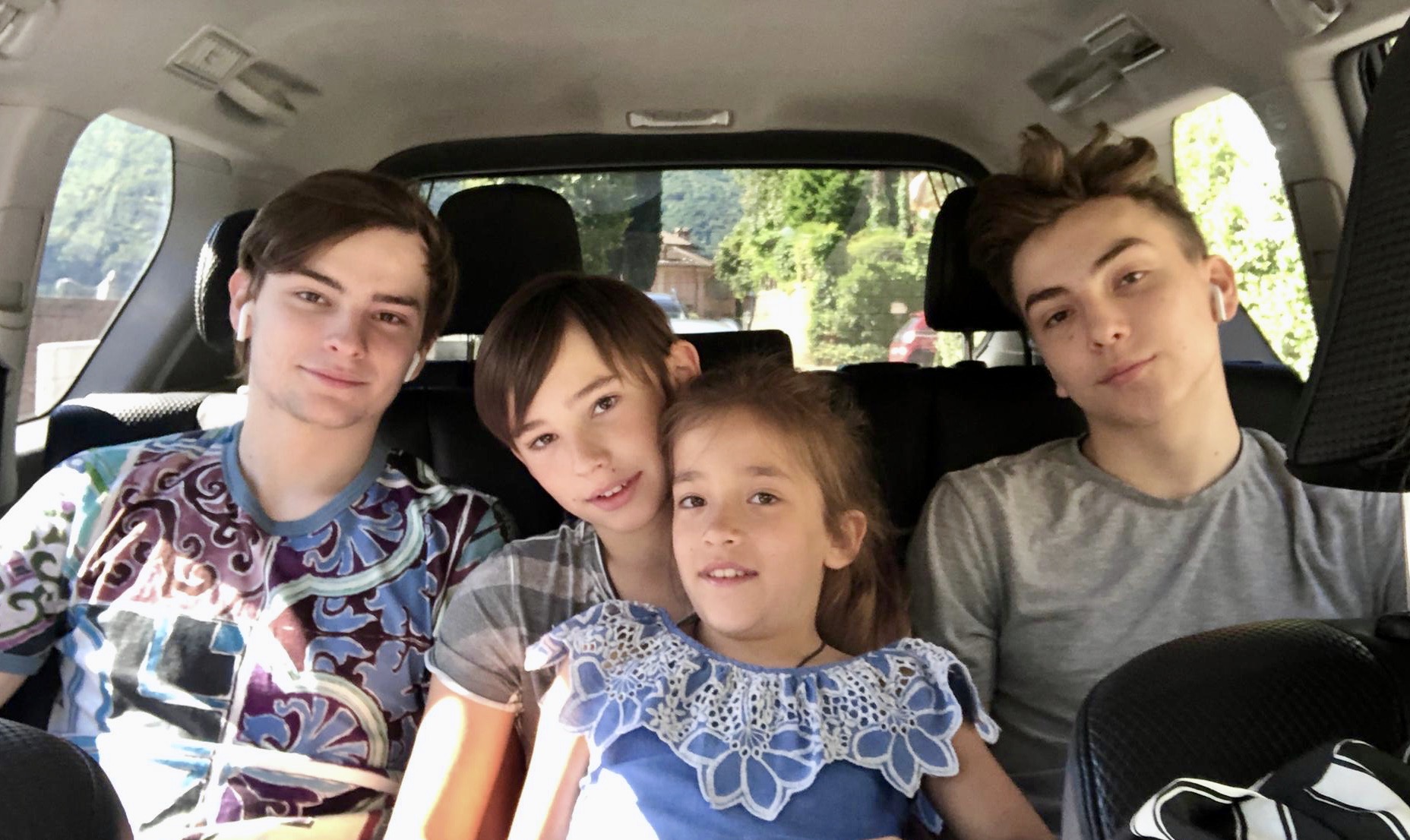 группа детей в автомобиле