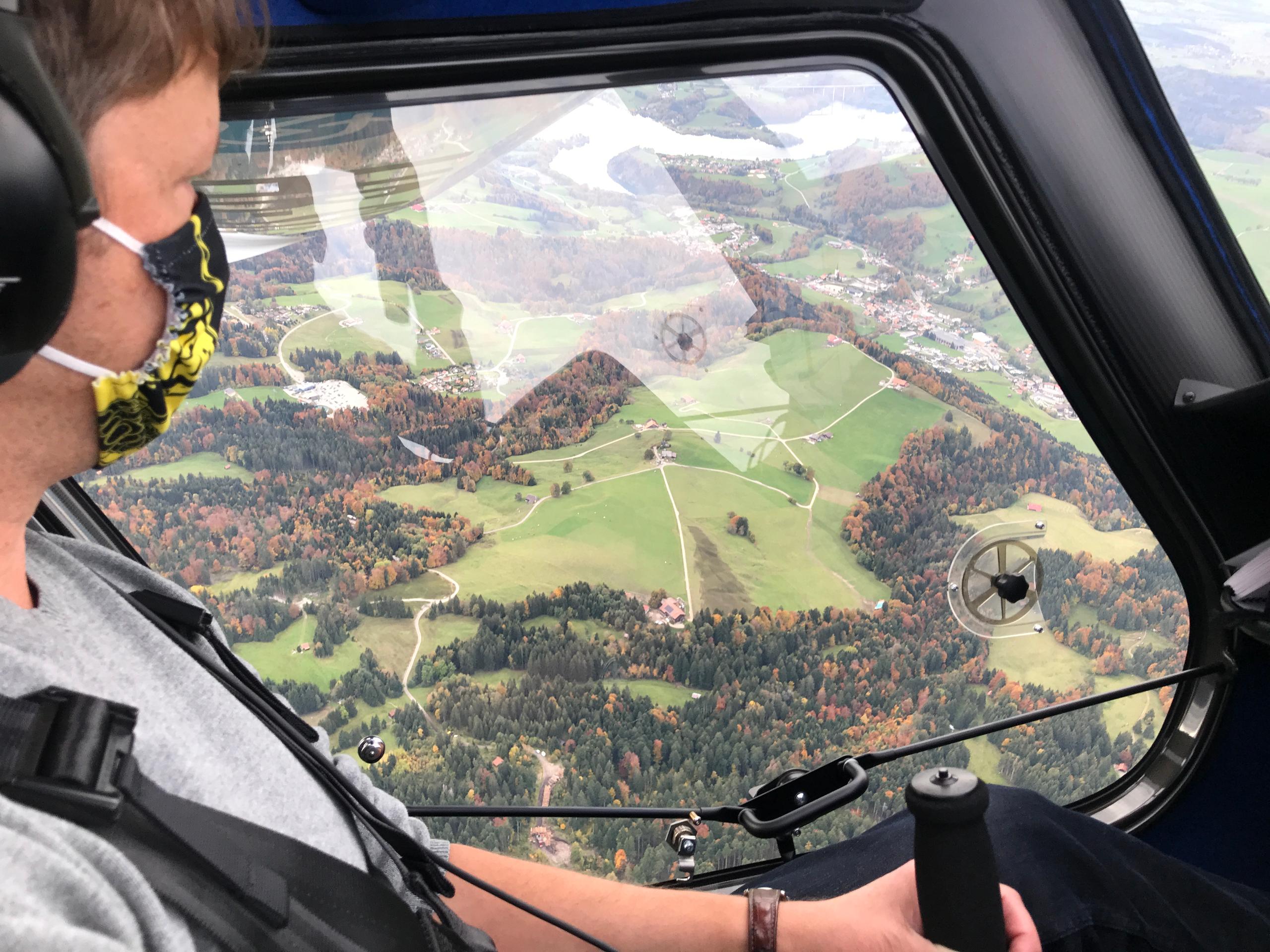 Marc Corpataux in seinem Flugzeug Pipistrel Velis Electro über der Freiburger Landschaft