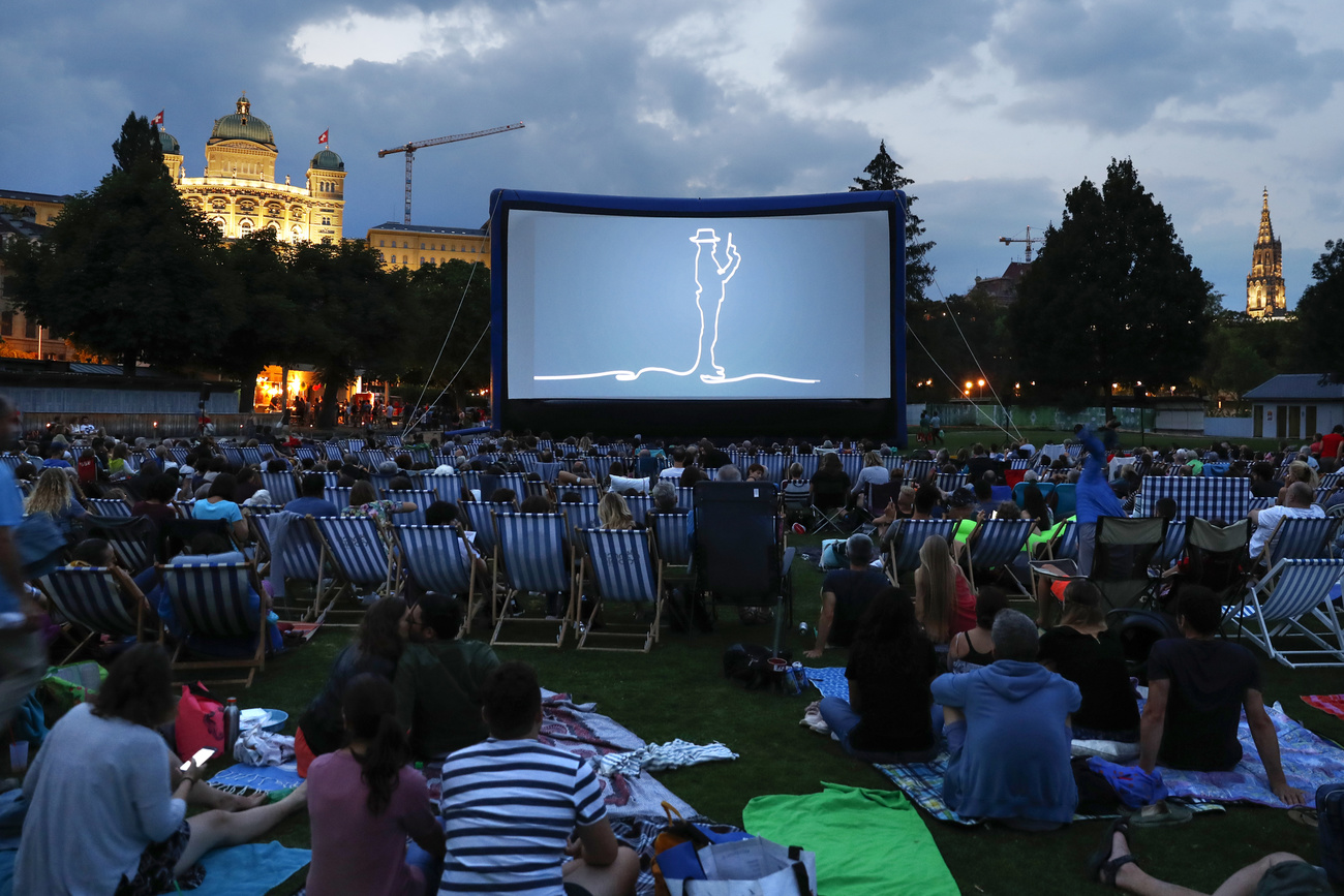 Vista di platea all aperto con schermo cinematografico nei pressi di palazzo federale a Berna