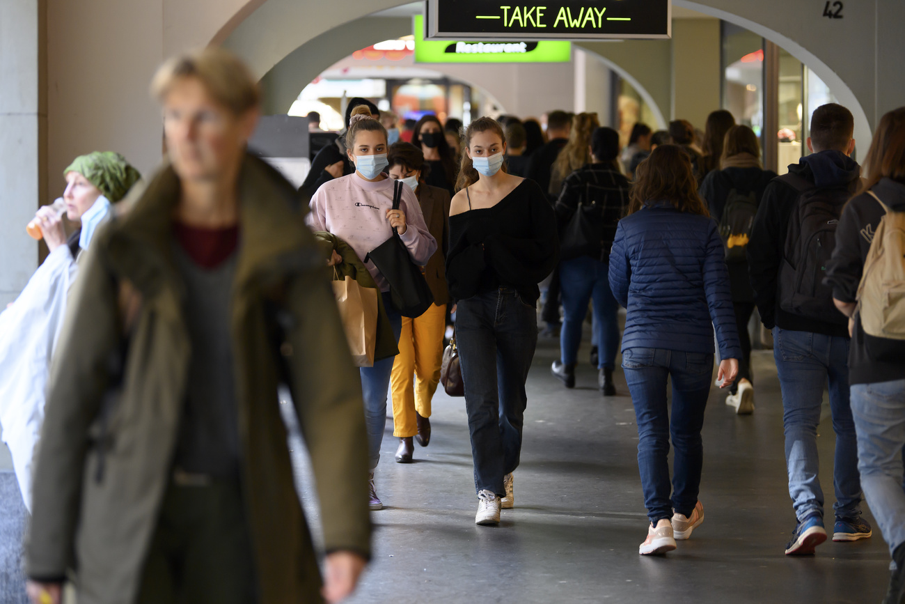 Personas caminando bajo los soportales de Berna