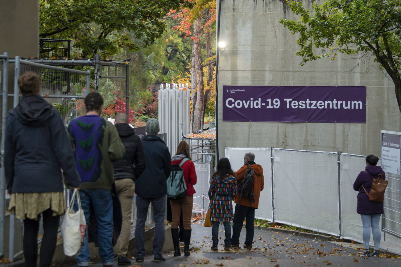 Gente in coda in attesa di fare un tampone