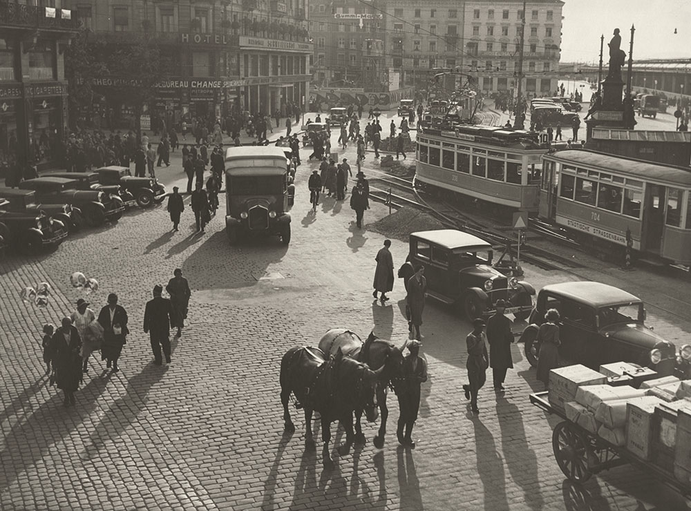Zürcher Bahnhofplatz um 1930