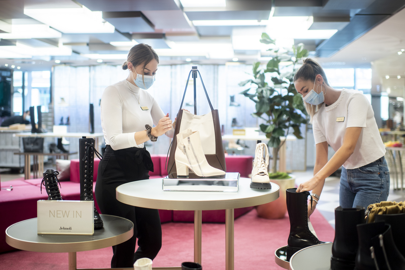 Des vendeuses masquées dans un grand magasin zurichois.