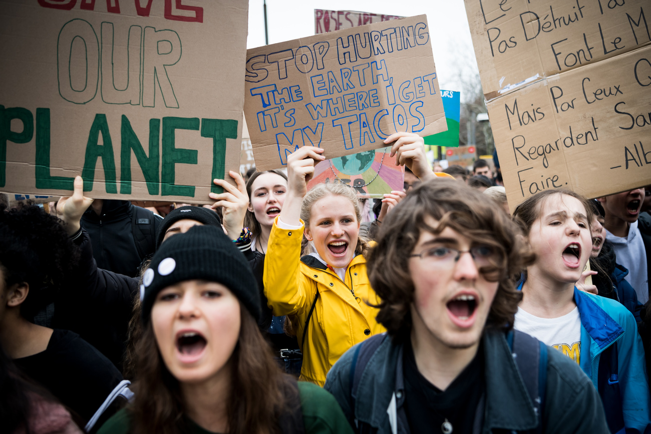 jeunes manifestatn pour le climat