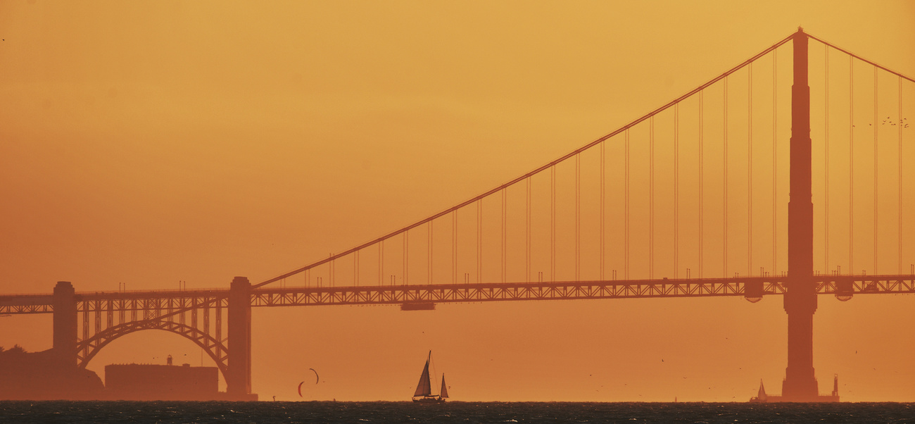 Il Golden Gate di San Francisco in una luce arancine dovuta agli incendi che hanno devastato la Carlifornia.